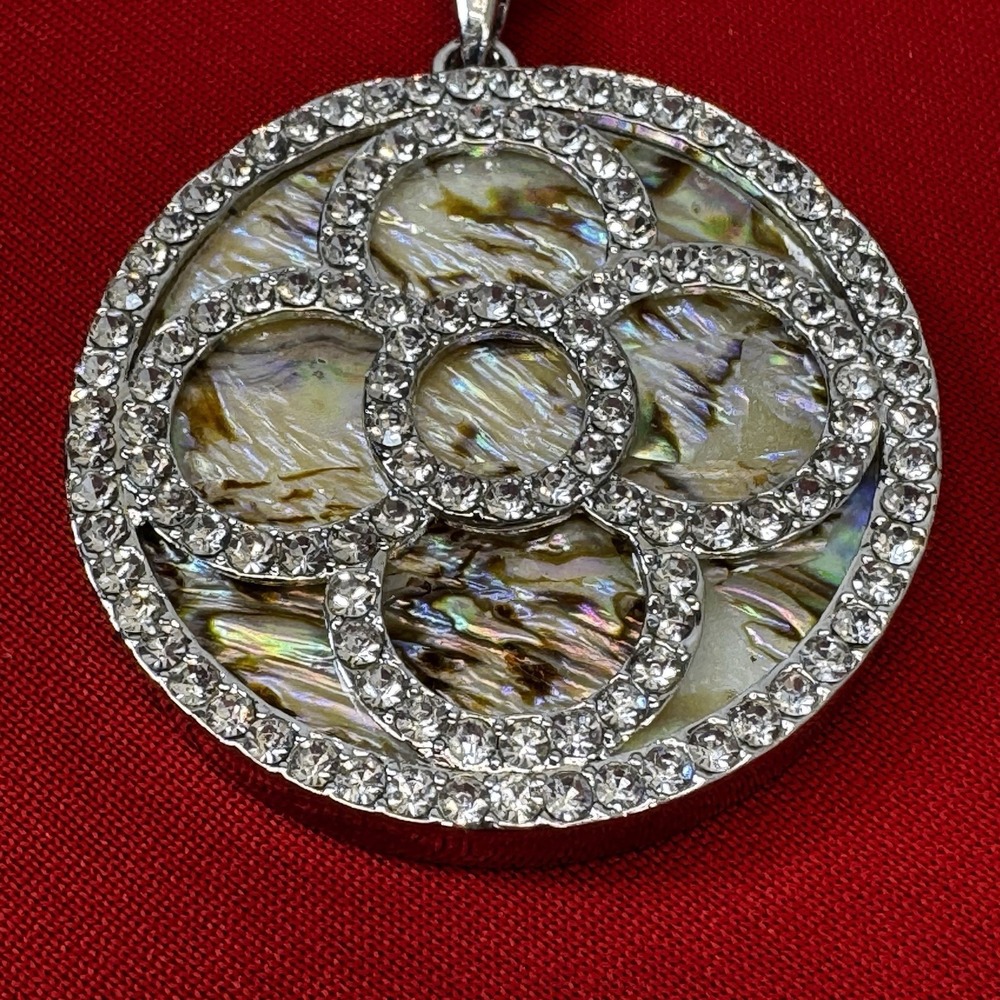 Silver Tone Round Medallion With Crystals & Shell On 16" Silver Tone Chain‎